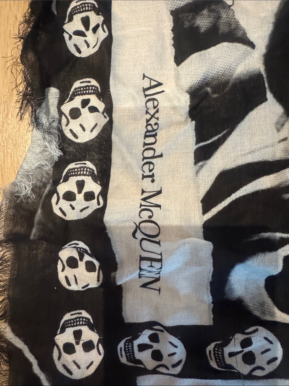 Alexander McQueen Black and White Skull Rose Throw - Picture 5 of 5